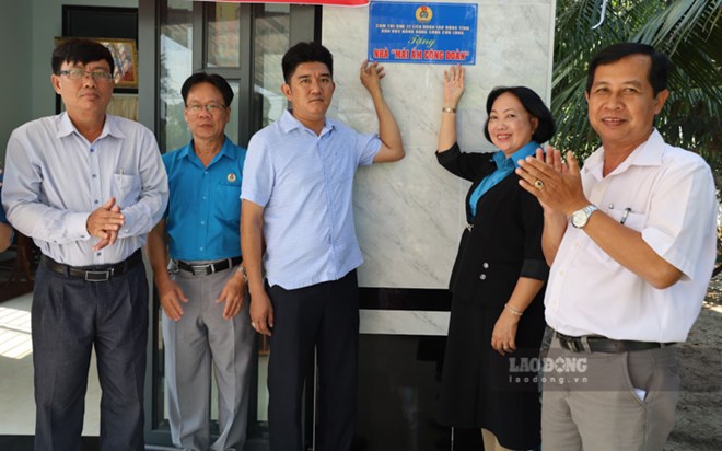 Trao nhà Mái ấm Công đoàn cho đoàn viên huyện Giang Thành. Ảnh: Mỹ Linh