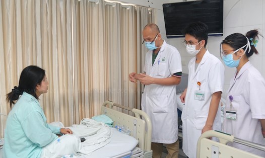PGS Hà thăm khám cho bệnh nhân bị tai biến sau khi tiêm filler ở nước ngoài. Ảnh: BVCC