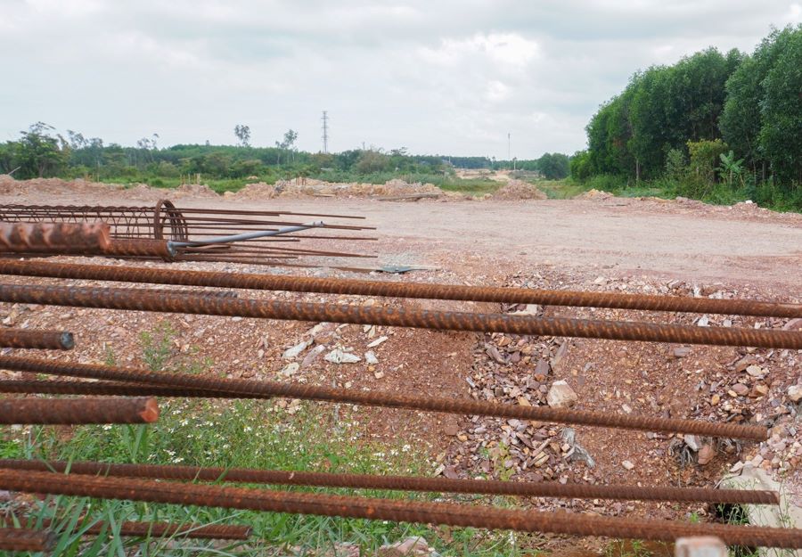 Dự án đường Hùng Vương nối dài chậm tiến độ. Ảnh: Hưng Thơ.