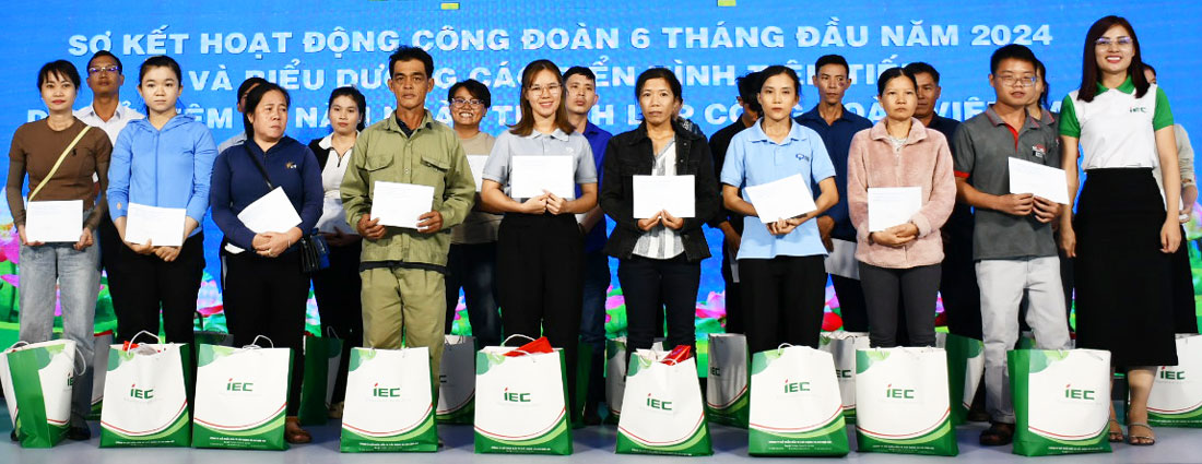 Đại diện IEC tặng quà công nhân vượt khó. Ảnh: Xuân Nhàn. 