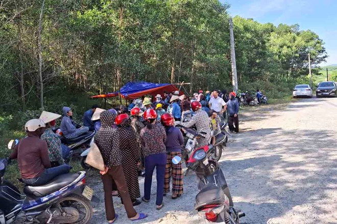 Hình ảnh người dân tập trung trước cổng trại lợn ở thôn Đông Xuân vào sáng 28.6 để phản đối vì cho rằng trại lợn này gây ô nhiễm môi trường. Ảnh: Trần Tuấn.