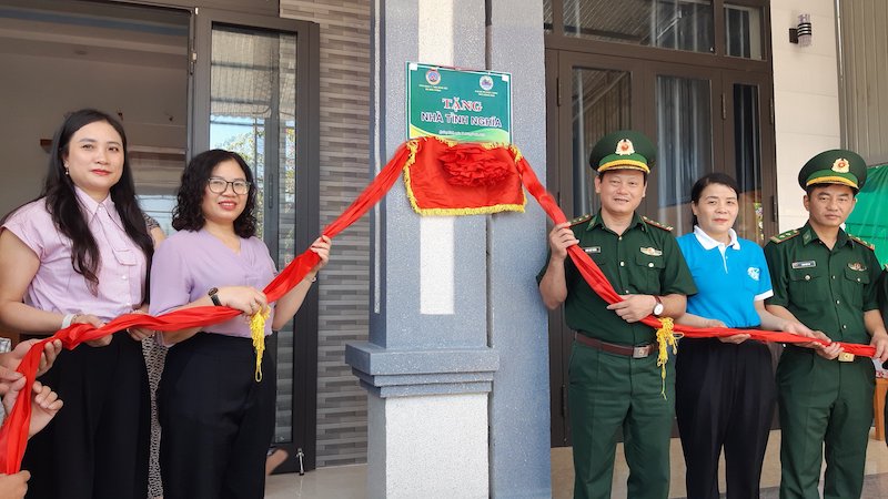 Các cơ quan chức năng bàn giao nhà tình nghĩa cho 2 gia đình có hoàn cảnh khó khăn. Ảnh: Bộ đội Biên phòng