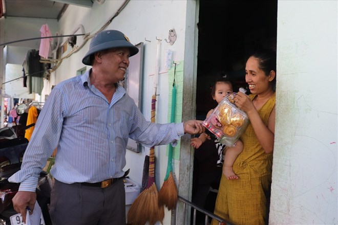 Ông Nguyễn Thanh Dũng (phường Hòa Khánh Bắc, quận Liên Chiểu, TP Đà Nẵng) tặng qua Tết Trung thu cho con em công nhân, người lao động tại tổ dân phố số 37. Ảnh: Nguyễn Linh