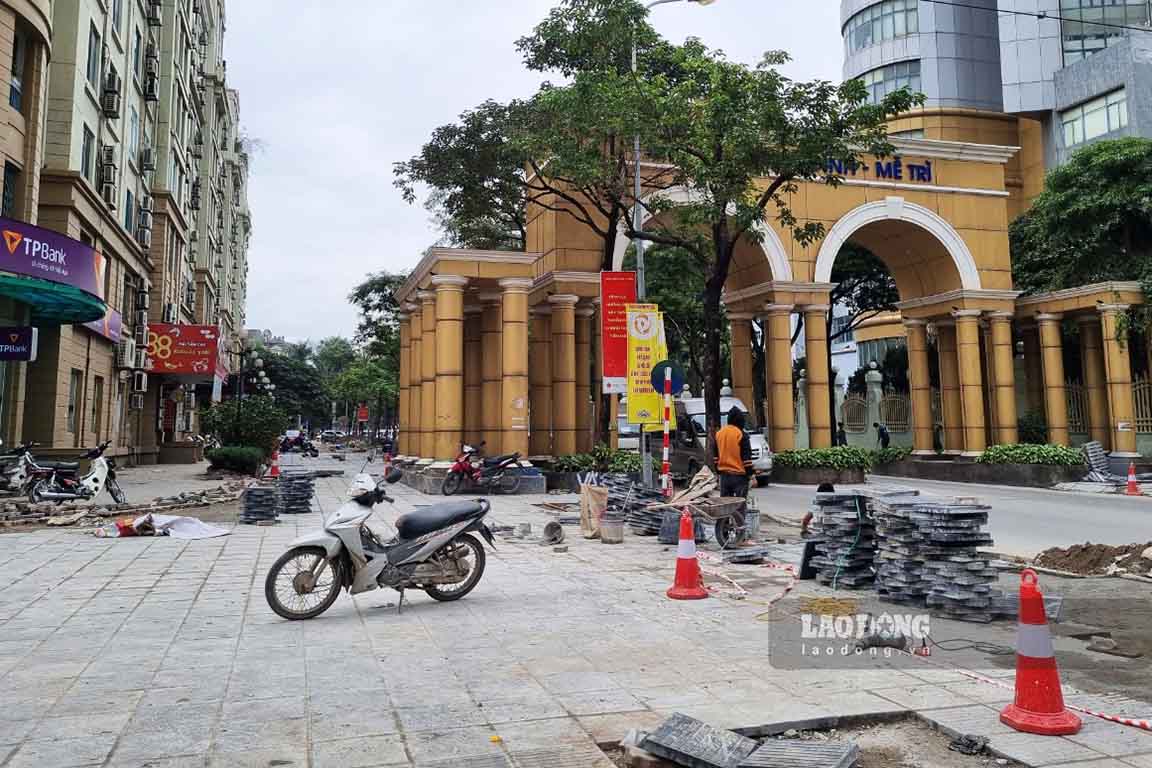 Vỉa hè đường Trần Văn Lai (Nam Từ Liêm, Hà Nội) chỉ mới mới hoàn thành việc thay đá lát vỉa hè cách đây khoảng 5 tháng. Nỗ lực làm mới là vậy, nhưng hiện vỉa hè của tuyến đường lại bị chiếm dụng làm nơi đỗ xe.