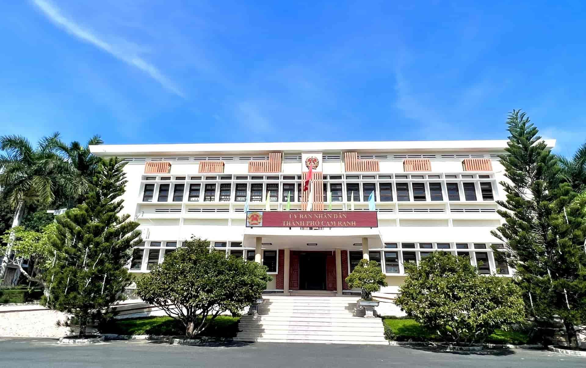 Chủ tịch TP Cam Ranh ký nhiều quyết định thi hành kỷ luật “cảnh cáo” đối với loạt cán bộ. Ảnh: Hữu Long