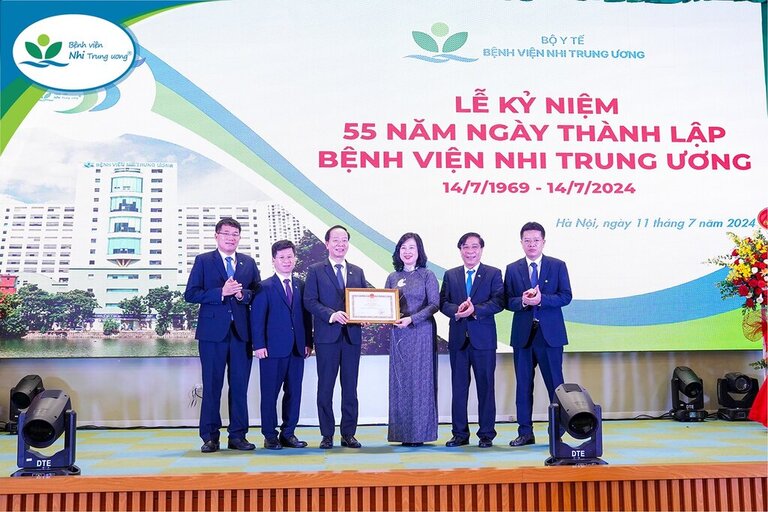 Bộ trưởng Bộ Y tế Đào Hồng Lan trao tặng bằng khen cho tập thể Bệnh viện Nhi Trung ương. Ảnh: Bệnh viện cung cấp