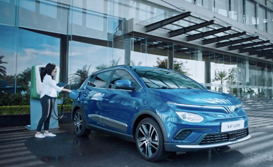 Việc chuyển đổi phương tiện dùng điện sang phương tiện sạch cần phải có lộ trình và sự vào cuộc không chỉ của ngành giao thông. Ảnh: Vinfast