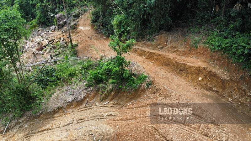 Khu vực đường tự ý san gạt có chiều dài cả trăm mét dẫn lên núi đá. Ảnh: Lam Thanh