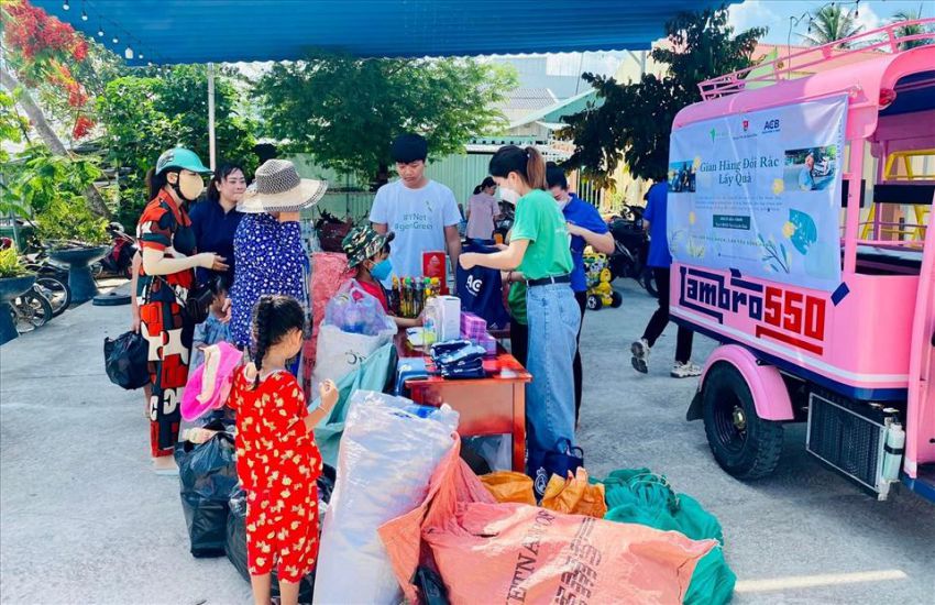 Hoạt động đổi rác lấy quà ở Phú Quốc. Ảnh: Ánh Minh