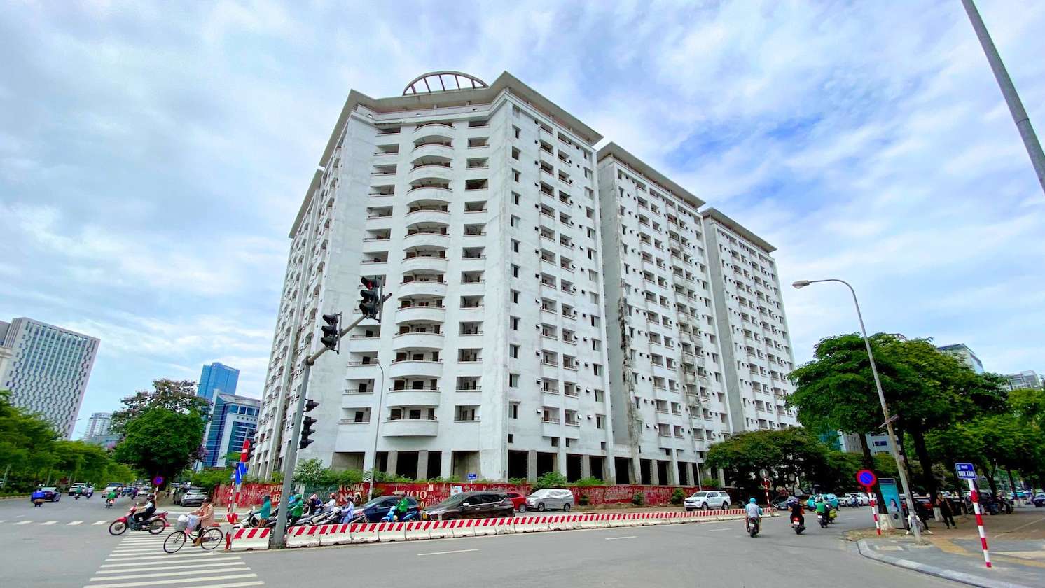 Dự án nhà ở tái định cư N01 - D17 Duy Tân (quận Cầu Giấy, TP Hà Nội)có một vị trí đắc địa nhưng đến nay vẫn hoang lạnh. Ảnh: Hoàng Nam