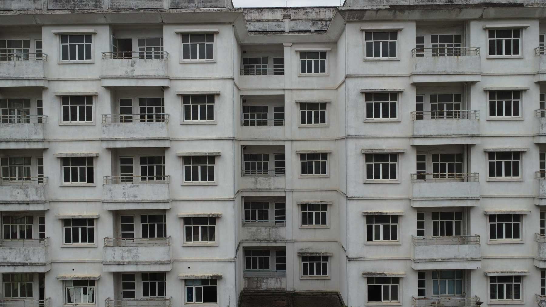 Hundreds of abandoned apartments in the three resettlement buildings N3 - N4 - N5. Photo: Cao Nguyên