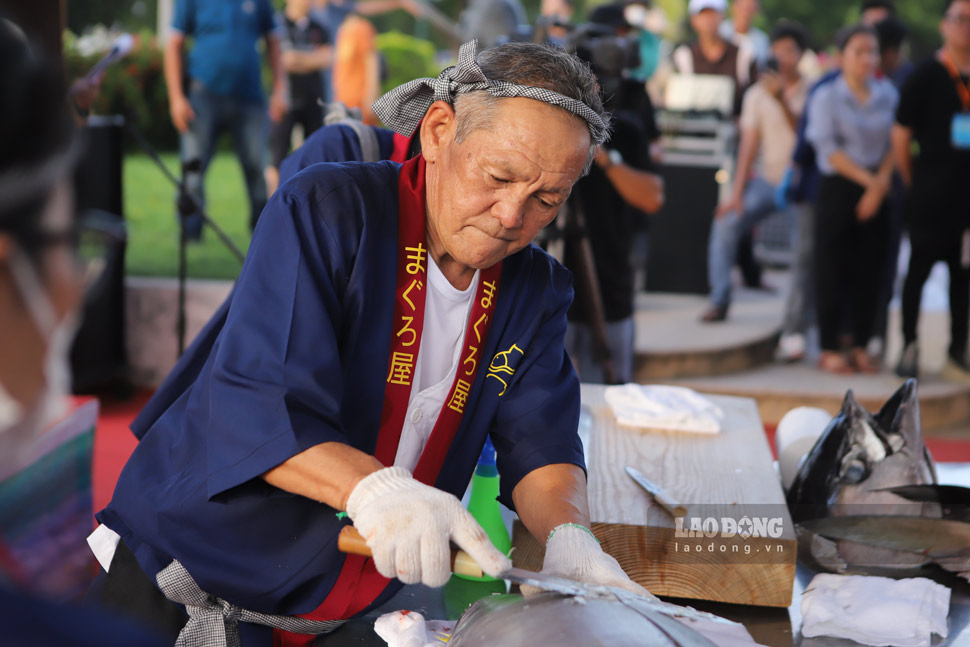 Đầu bếp Nhật Bản xẻ thịt con cá ngừ hàng chục ký tại Lễ hội ẩm thực món ngon từ biển và Hội chợ OCOP; Làng nghề tỉnh Bình Định. Ảnh: Phương Thảo

