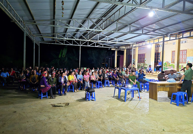 Lực lượng chức năng tỉnh Yên Bái giải thích đến đồng bào các dân tộc thiểu số về bản chất của đạo lạ. Ảnh: CACC