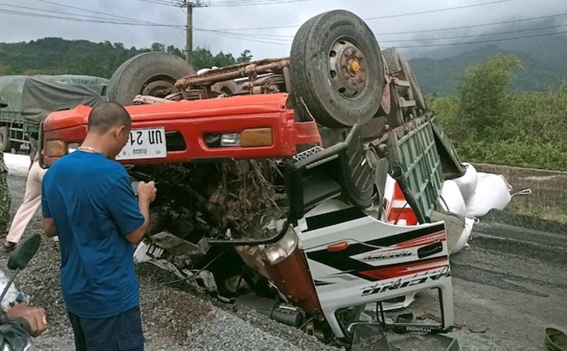 Vụ tai nạn trên Quốc lộ 12A khiến tài xế xe đầu kéo tử vong tại chỗ. Ảnh: H.Hạ