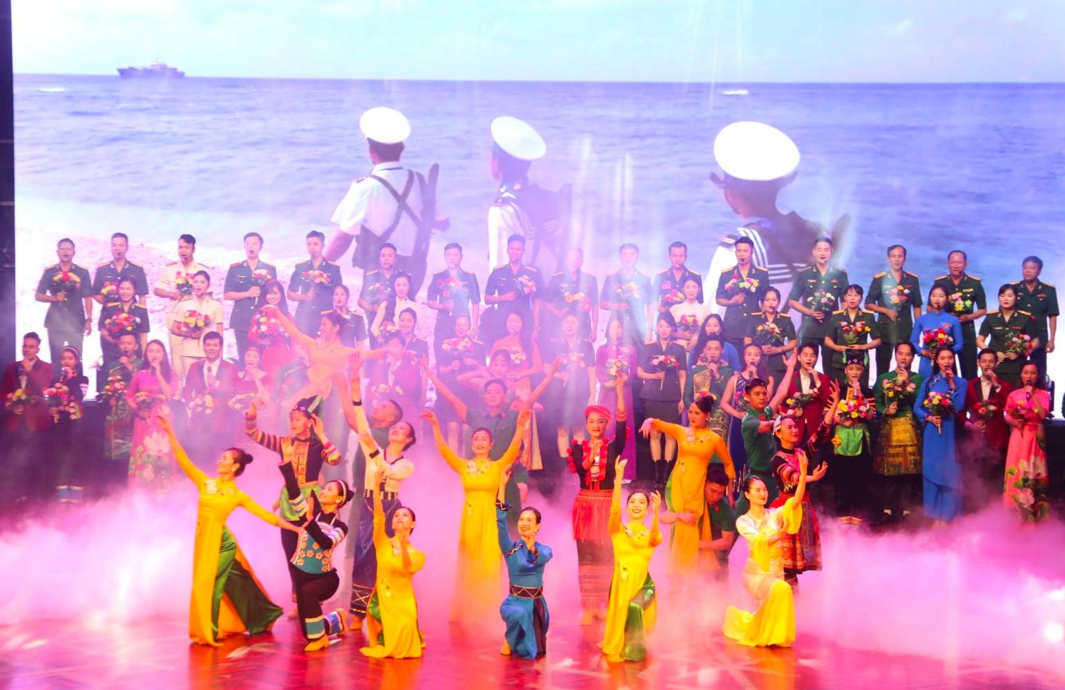 Các tiết mục đặc sắc trong Lễ khai mạc Liên hoan Nghệ thuật quần chúng Lực lượng vũ trang, thanh niên, sinh viên năm 2024, khu vực Hà Nội. Ảnh: Thùy Trang