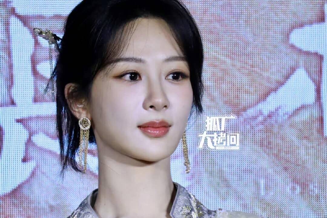 Dương Tử trong họp báo "Trường tương tư 2". Ảnh: Weibo