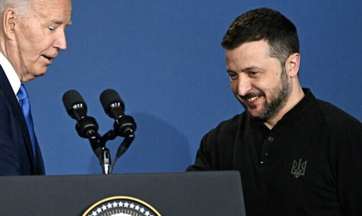 Tổng thống Mỹ Joe Biden giới thiệu Tổng thống Ukraina Volodymyr Zelensky bên lề hội nghị NATO ngày 11.7, nhưng gọi nhầm ông là Tổng thống Putin. Ảnh: AFP