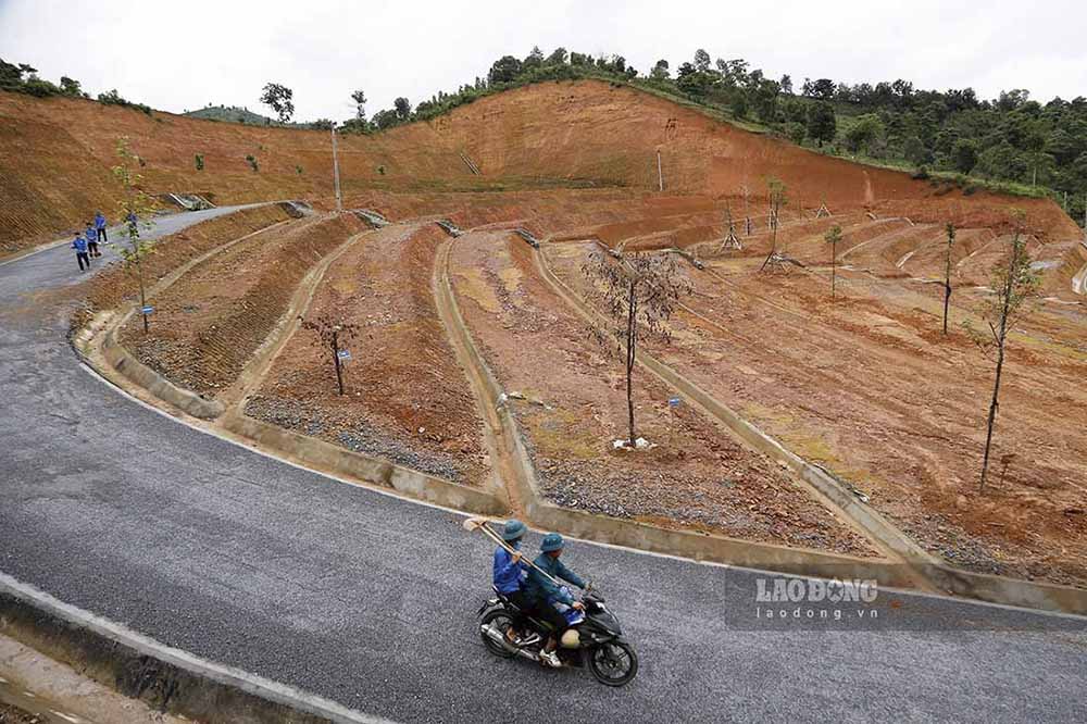 Dự án công viên nghĩa trang - An Lạc Viên được quy hoạch trên diện tích 13,3ha, trong đó giai đoạn 1 đã hoàn thành với diện tích 6,9 ha.Sau khi hoàn thành, đưa vào sử dụng, nghĩa trang sẽ giải quyết về nhu cầu an táng của người dân trên địa bàn khu vực thị trấn Mường Ảng và 3 xã lân cận, gồm: Ẳng Cang, Ẳng Tở và Ẳng Nưa.