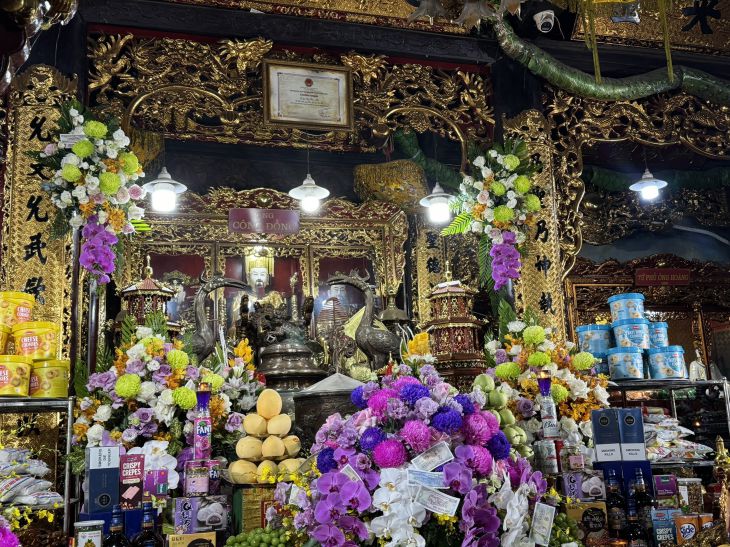 The altar worships General Nguyen Hoang Bay, a general with meritorious service to the people and the country.