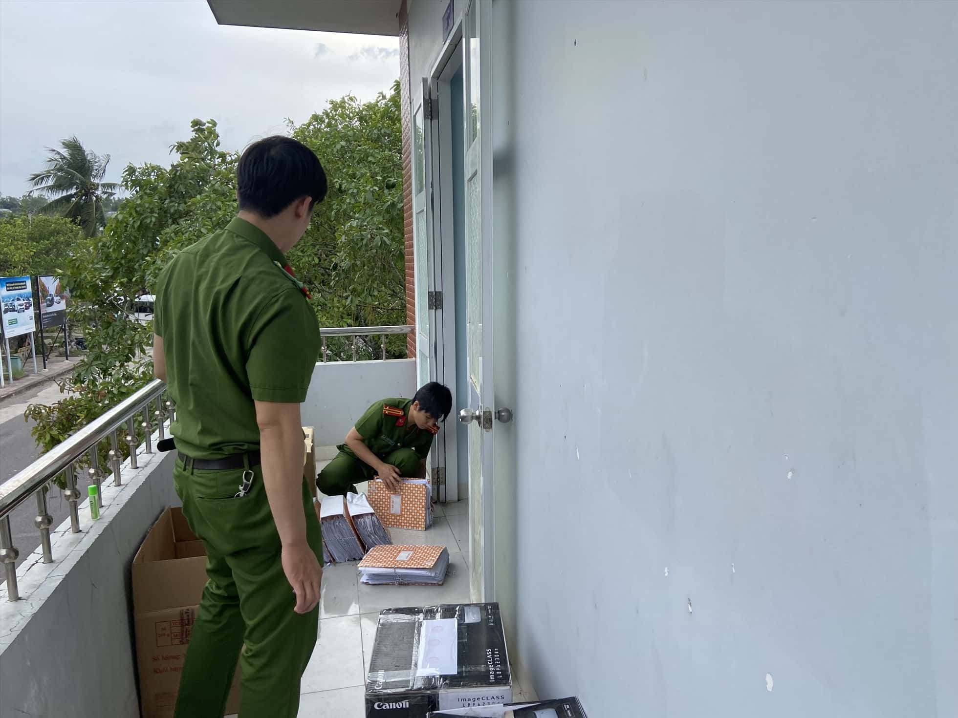 Công an tỉnh Khánh Hòa thu thập hồ sơ, tài liệu tại Trung tâm Đăng kiểm xe cơ giới Khánh Hòa vào năm 2023. Ảnh: Hữu Long