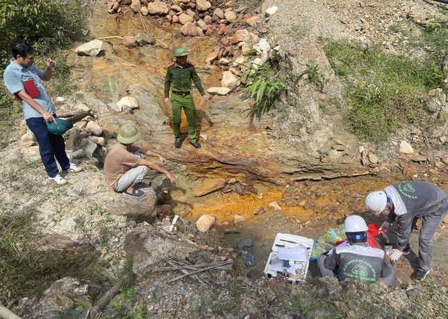 Cơ quan chức năng vào cuộc xác định nguyên nhân vụ việc nước suối đổi màu, cá chết hàng loạt. Ảnh: Huy Nhâm