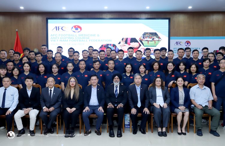 Đội ngũ giảng viên và học viên lớp tập huấn y học thể thao trong bóng đá chuyên nghiệp. Ảnh: VFF