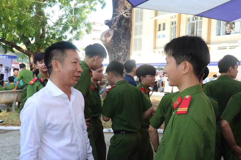 Bội đội, chiến sĩ công an tìm kiếm việc làm tại Ngày hội việc làm năm 2024 tại Trường Đại học Kinh tế Đà Nẵng. Ảnh: Nguyễn Linh