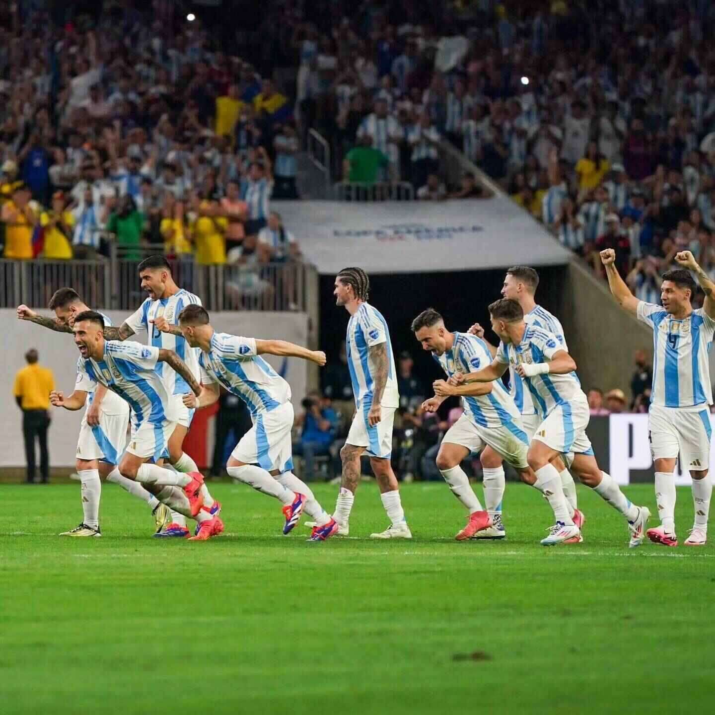 Sự đoàn kết làm nên một Argentina bất khả chiến bại.  Ảnh: LĐBĐ Argentina 