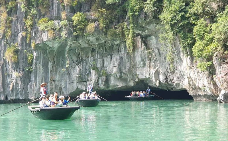 Du khách tham quan hang Luồn, vịnh Hạ Long. Ảnh: Nguyễn Hùng