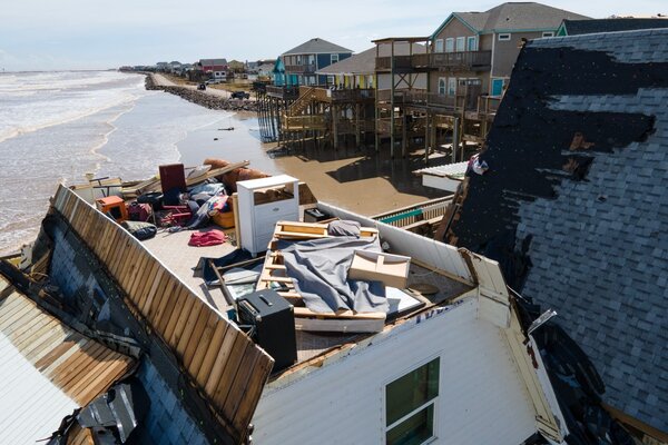 Siêu bão Beryl tàn phá khu vực bang Texas của Mỹ. Ảnh: AFP