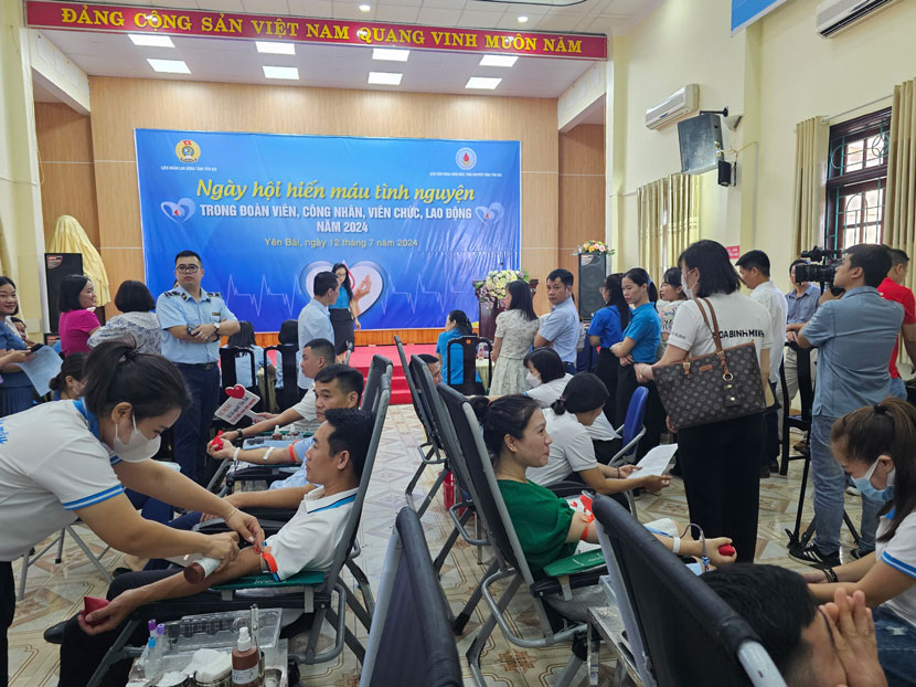 Đoàn viên, người lao động tỉnh Yên Bái tham gia Ngày hội hiến máu tình nguyện. Ảnh: Bảo Nguyên