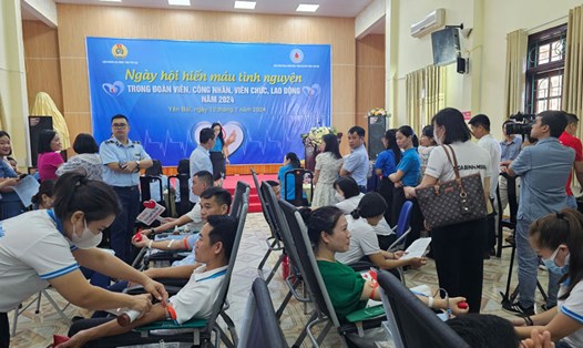 Đoàn viên, người lao động tỉnh Yên Bái tham gia Ngày hội hiến máu tình nguyện. Ảnh: Bảo Nguyên