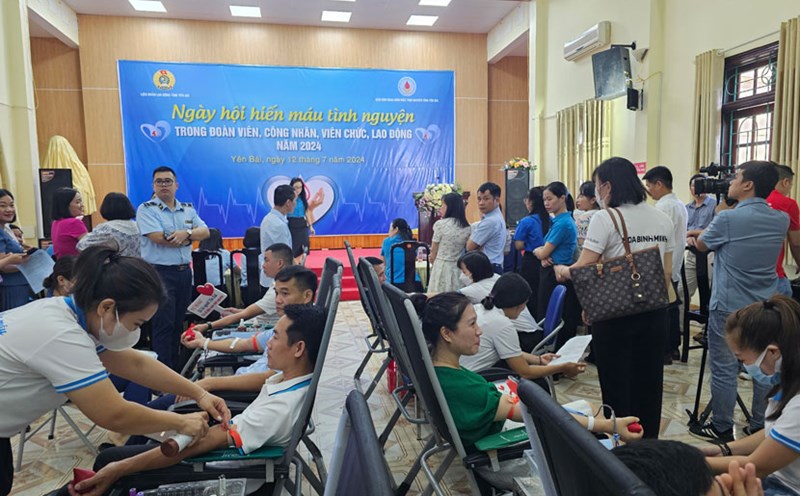 Đoàn viên, người lao động tỉnh Yên Bái tham gia Ngày hội hiến máu tình nguyện. Ảnh: Bảo Nguyên