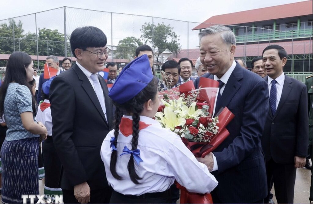 Chủ tịch nước Tô Lâm thăm Trường Song ngữ Lào - Việt Nam Nguyễn Du. Ảnh: Nhan Sáng/TTXVN