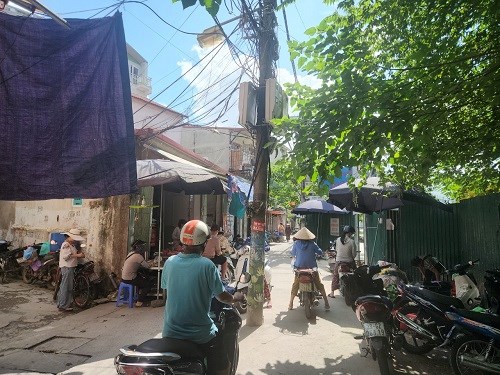 Công ty Điện lực Thanh Xuân sẽ hạ ngầm hệ thống điện thay cột điện giữa ngõ đi. Ảnh: Minh Hạnh 