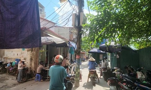 Công ty Điện lực Thanh Xuân sẽ hạ ngầm hệ thống điện thay cột điện giữa ngõ đi. Ảnh: Minh Hạnh