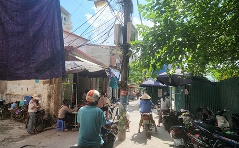 Công ty Điện lực Thanh Xuân sẽ hạ ngầm hệ thống điện thay cột điện giữa ngõ đi. Ảnh: Minh Hạnh