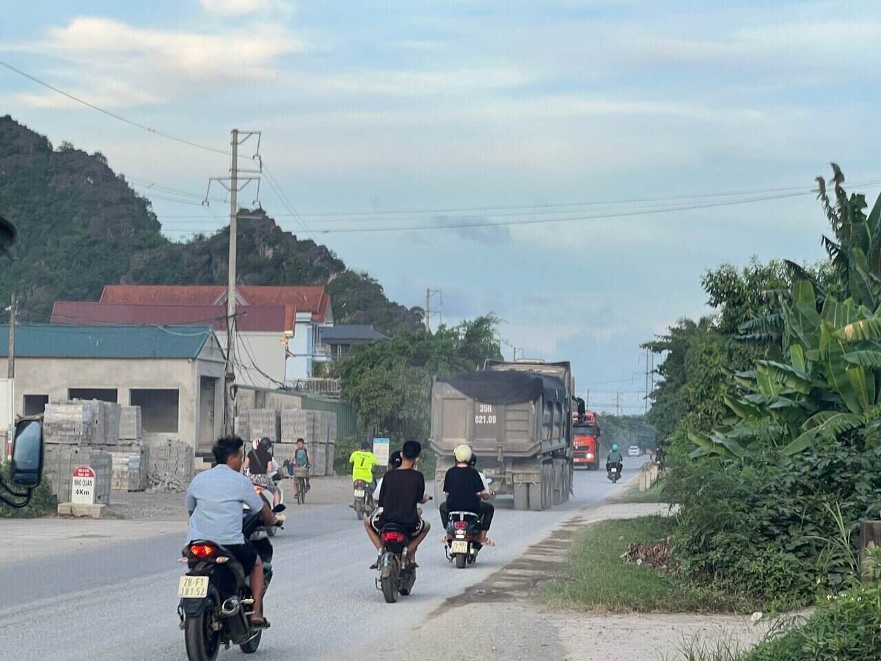 Hàng loạt chiếc xe chở đá có dấu hiệu quá tải hoạt động trên Quốc lộ 12B gây mất an toàn giao thông. Ảnh: Minh Chuyên
