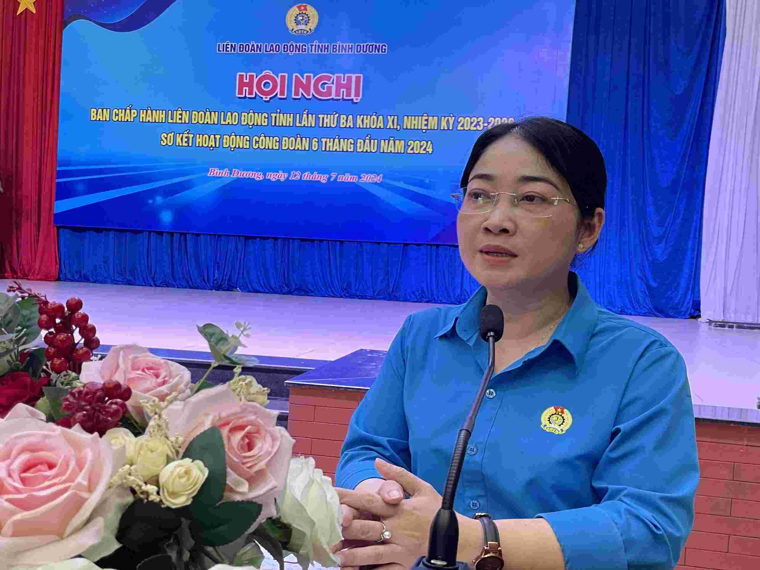 Bà Nguyễn Kim Loan - Chủ tịch LĐLĐ tỉnh Bình Dương chủ trì hội nghị. Ảnh: Đình Trọng