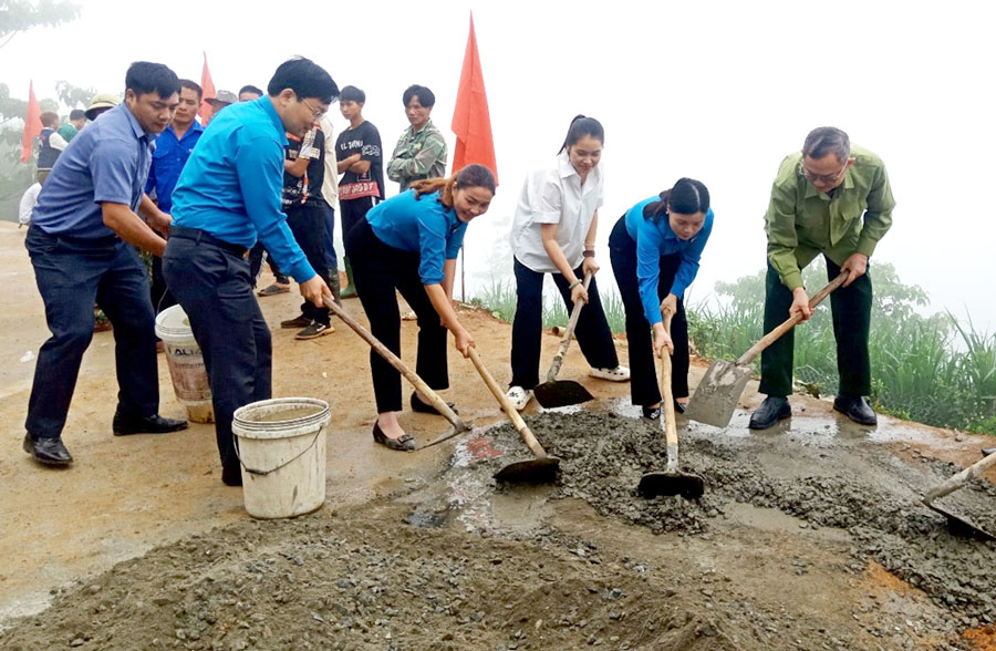 Lãnh đạoLĐLĐ tỉnh Lào Cai và huyện Mường Khương cùng người dân làm sân nhà văn hóa thôn Sín Chải A, xã Dìn Chin. Ảnh: Kim Tuyến