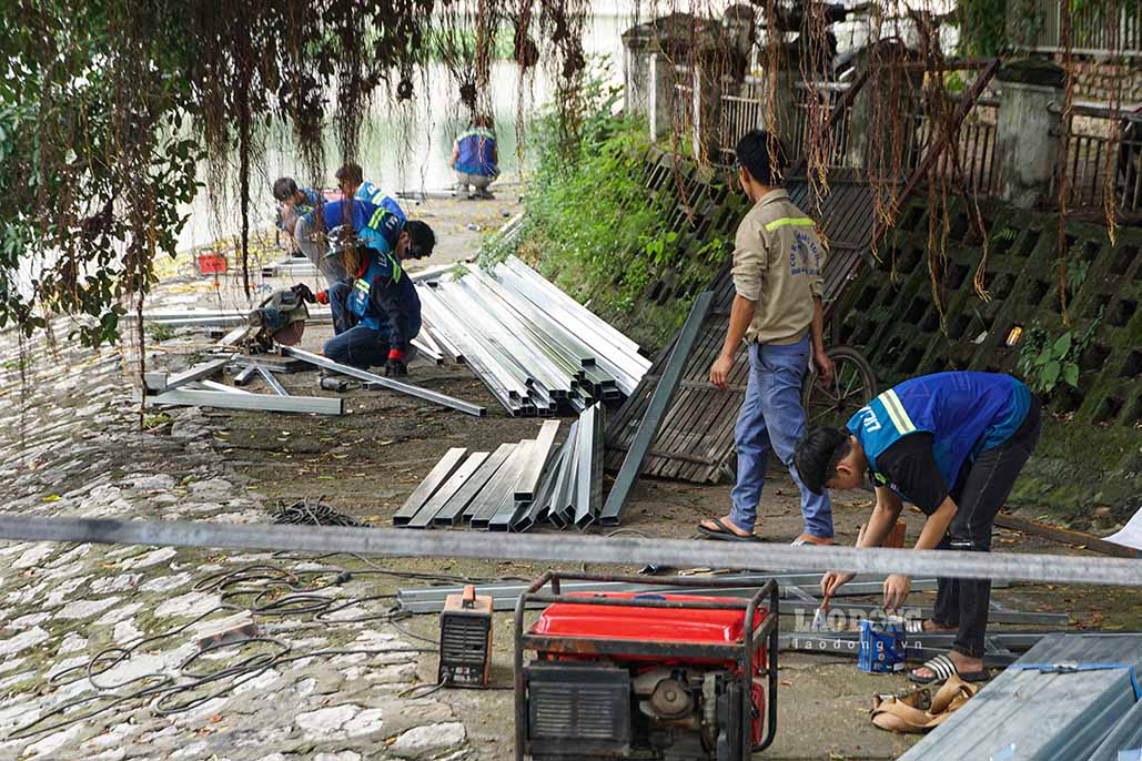 Theo UBND quận Đống Đa, hồ Đống Đa nằm ở vị trí trung tâm quận có diện tích mặt hồ khoảng 13,3ha; chu vi hồ trên 2.100m. Phía Đông và Đông Nam là tuyến đường Hoàng Cầu nối từ đường Láng đến Đê La Thành đi qua và chạy vòng quanh hồ là tuyến đường Đặng Tiến Đông - Mai Anh Tuấn. Các tuyến phố xung quanh hồ Đống Đa có chiều dài 1.270m với mặt cắt ngang hiện trạng 6,5m.