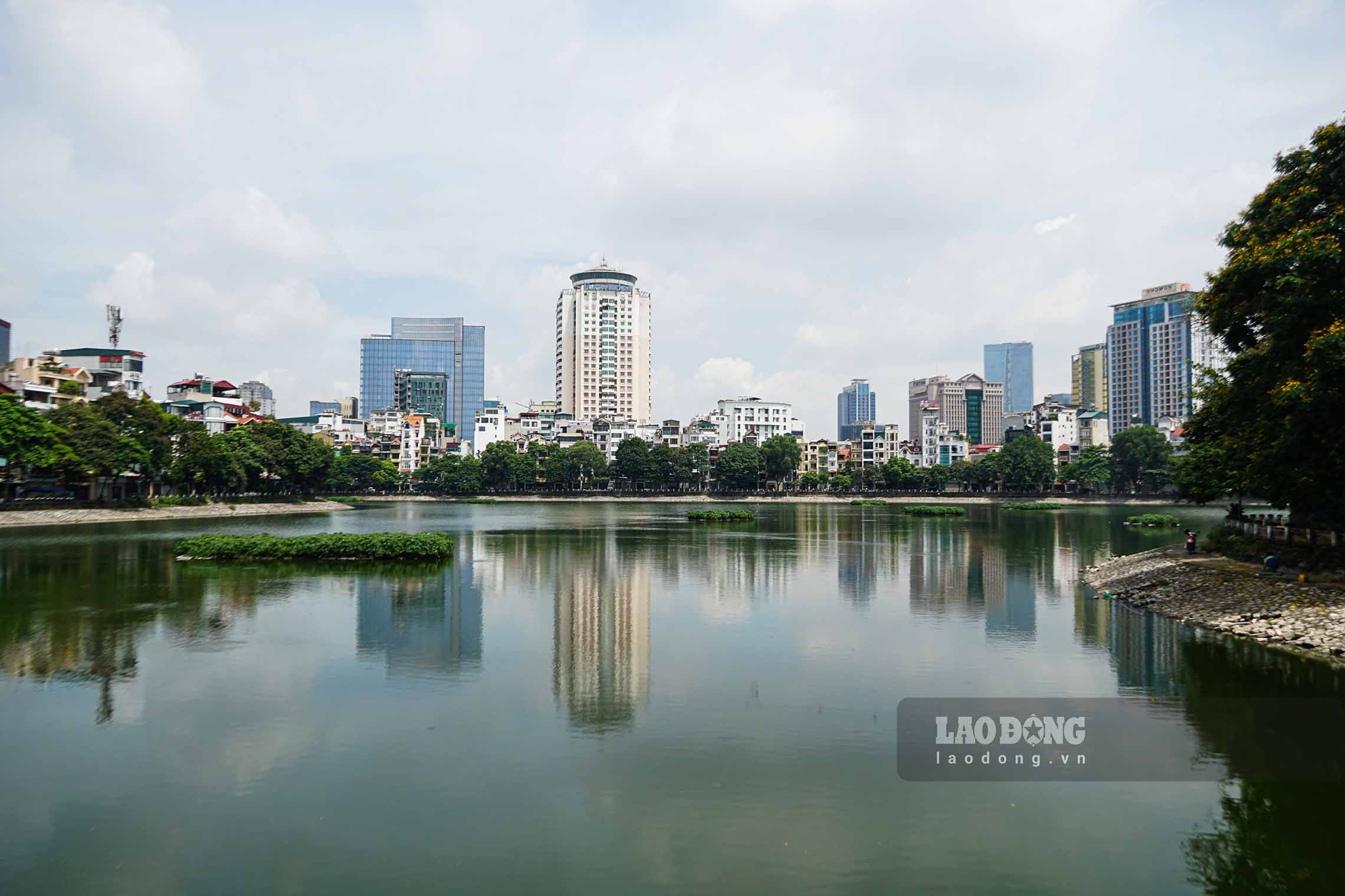 Ngoài ra, sẽ cải tạo, mở rộng, nâng cấp đường dạo dưới trên cơ sở kè hiện trạng bằng đá tự nhiên nhám bề mặt. Thay thế hệ thống lan can quanh hồ đã xuống cấp, hư hỏng. Trồng mới, thay thế một số cây xanh bóng mát bị sâu mục, nghiêng ngả, gãy đổ, không thuộc chủng loại cây đô thị; bố trí hệ thống cây thảm, cây bụi trang trí xen kẽ hệ thống ghế ngồi, đường dạo ven hồ.