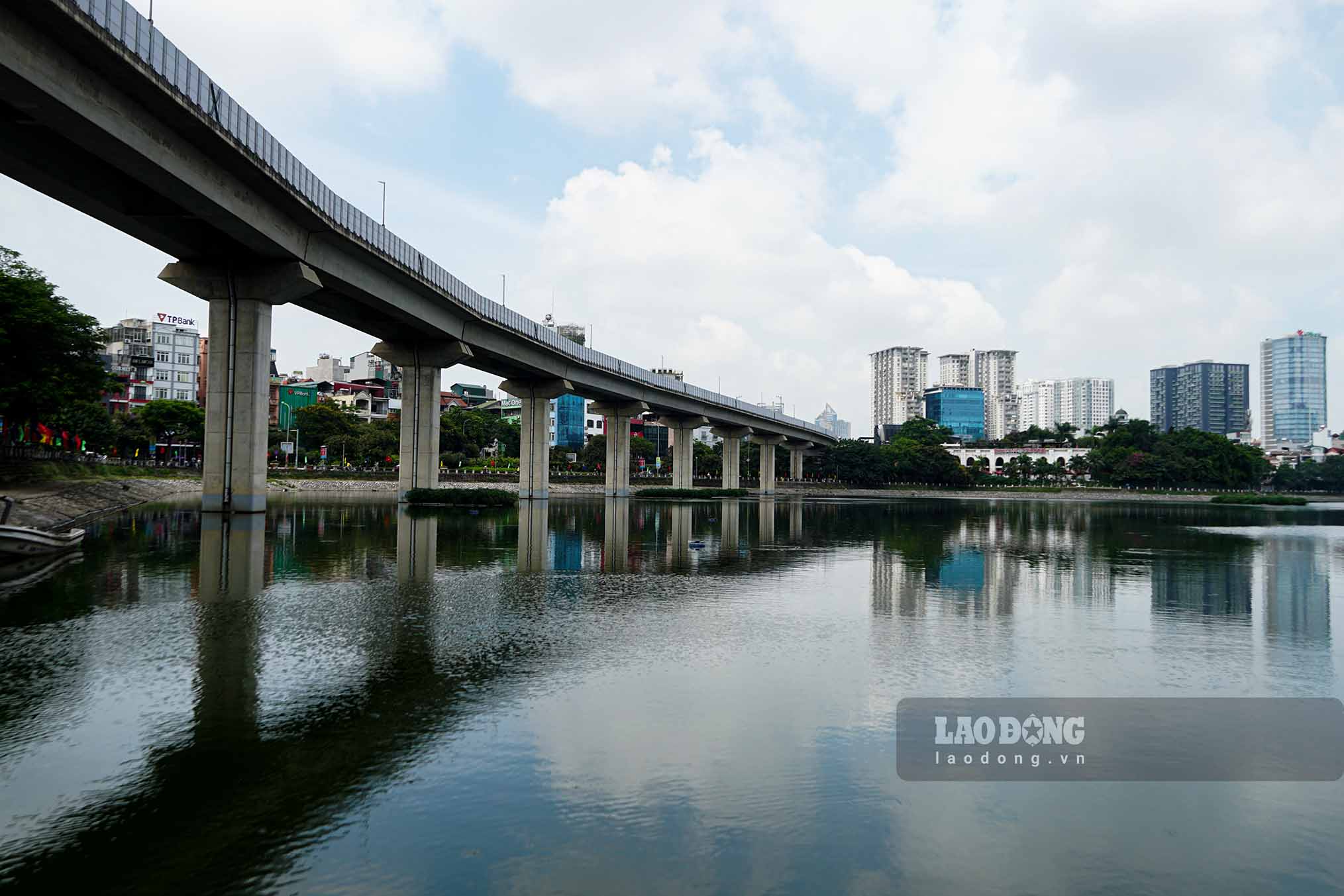 Ngày 12.7, theo ghi nhận của Lao Động, khu vực hồ Đống Đa nhiều hạng mục đã cho thấy dấu hiệu xuống cấp.