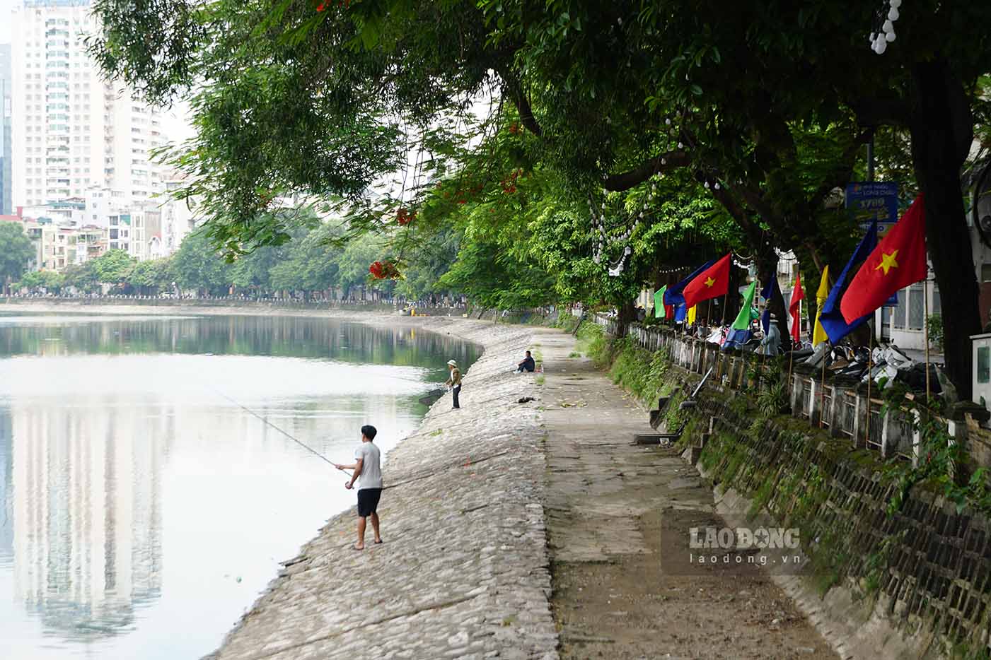 Đến ngày 29.3.2024, UBND quận Đống Đa đã thực hiện phê duyệt dự án tại Quyết định số 1052/QĐ-UBND với nội dung và quy mô như: Phá dỡ các hạng mục hiện trạng đã xuống cấp như vỉa hè, lan can, bồn cây và hoàn trả các hạng mục sau thi công. Cải tạo toàn bộ vỉa hè xung quanh hồ Đống Đa bằng đá tự nhiên nhám bề mặt.