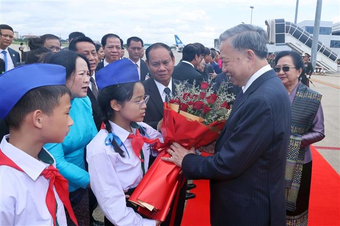 Lễ tiễn Chủ tịch nước Tô Lâm tại sân bay ở Vientiane, Lào trưa 12.7.  Trong chiều 12.7, Chủ tịch nước cùng đoàn cấp cao Việt Nam sẽ tới Phnom Penh, bắt đầu chuyến thăm cấp nhà nước Vương quốc Campuchia.Ảnh: Nhan Sáng/TTXVN