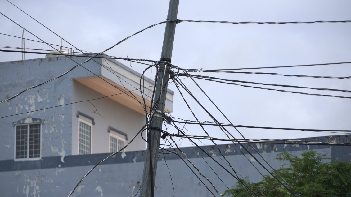 Người dân đấu nối điện từ bên ngoài để sử dụng tạm. Ảnh: Tạ Quang