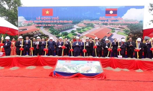 Các đại biểu dự Lễ động thổ Trung tâm cai nghiện ma túy tại Lào. Ảnh: Bộ Công an