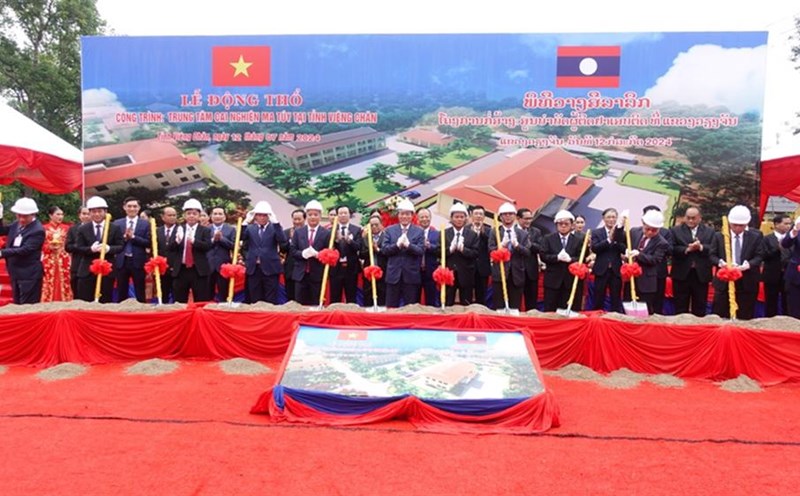 Các đại biểu dự Lễ động thổ Trung tâm cai nghiện ma túy tại Lào. Ảnh: Bộ Công an