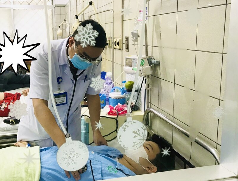 Bác sĩ điều trị cho bệnh nhi. Ảnh: BVCC