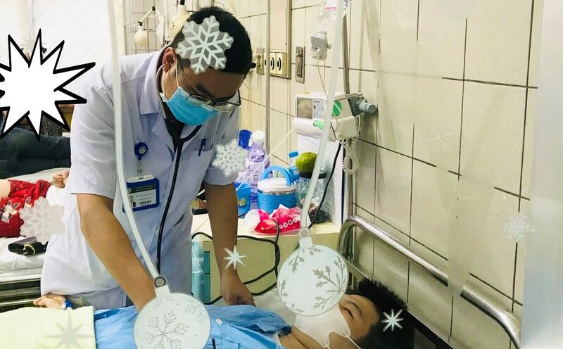 Bác sĩ điều trị cho bệnh nhi. Ảnh: BVCC